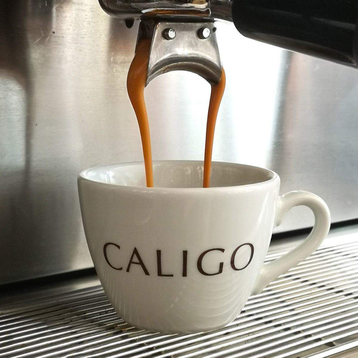 Caligo Kaffeetasse - Siebträger - Espresso läuft in Caligo Kaffeetasse