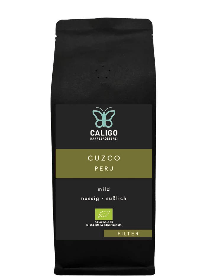 Cuzco Peru Bio Filterkaffee von der Caligo Kaffeerösterei in einer schwarzen Kaffeetüte