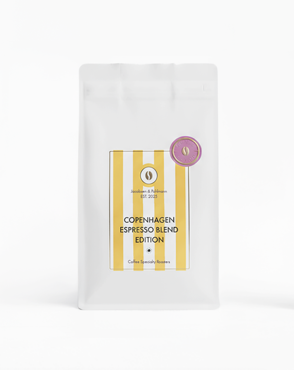 Jacobsen & Pohlmann Copenhagen Espresso Blend Edition in einer weißen Tüte