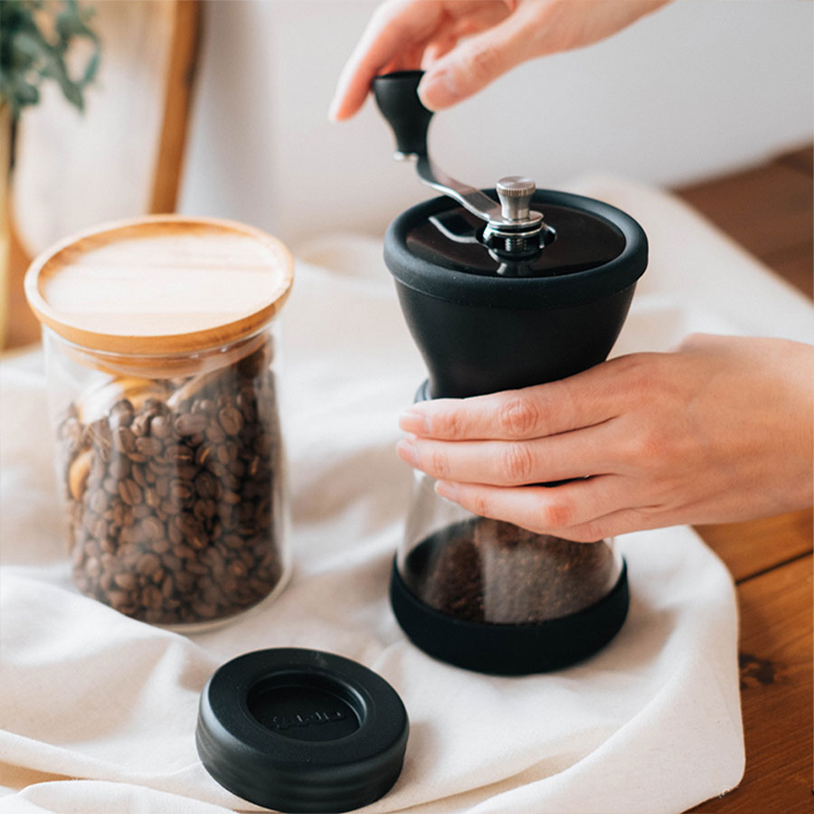 Hand bedient Hario Kaffeemühle Skerton N, Glasbehälter mit Kaffeebohnen