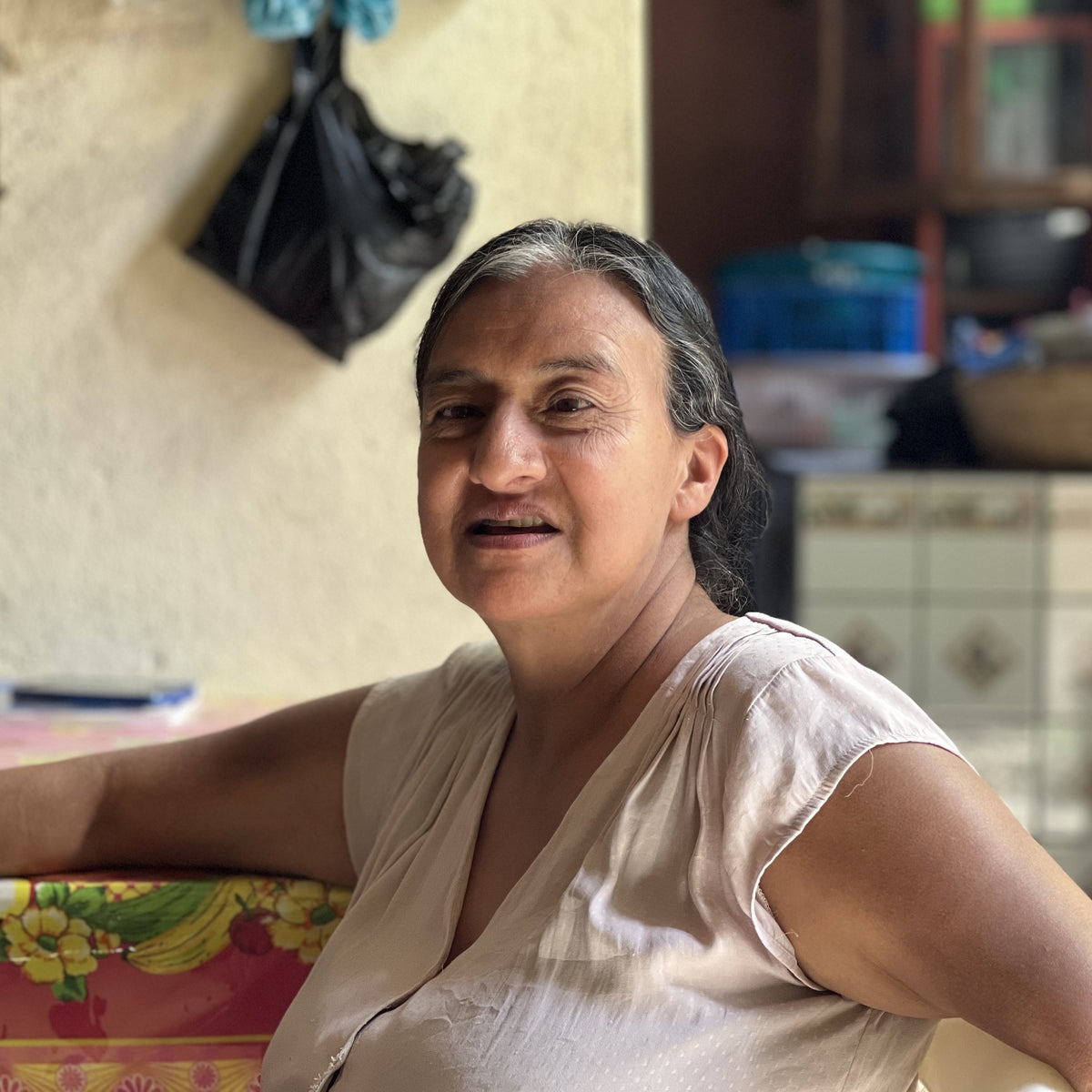 Dona Celia, Frau in weißer Bluse